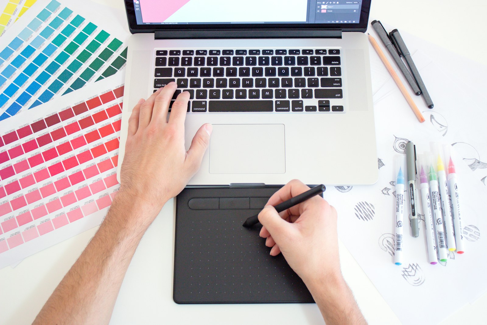 Website- und Designentwicklung am Laptop